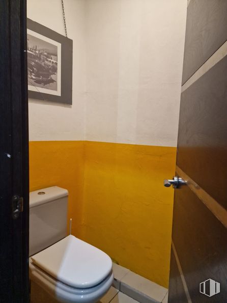 Local en alquiler en Ronda Pescadería, 35, Alcalá de Henares, Madrid, 28801 con inodoro, marco, asiento del inodoro, cuarto de baño, accesorio, madera, amarillo, pared, suelo y suelos alrededor