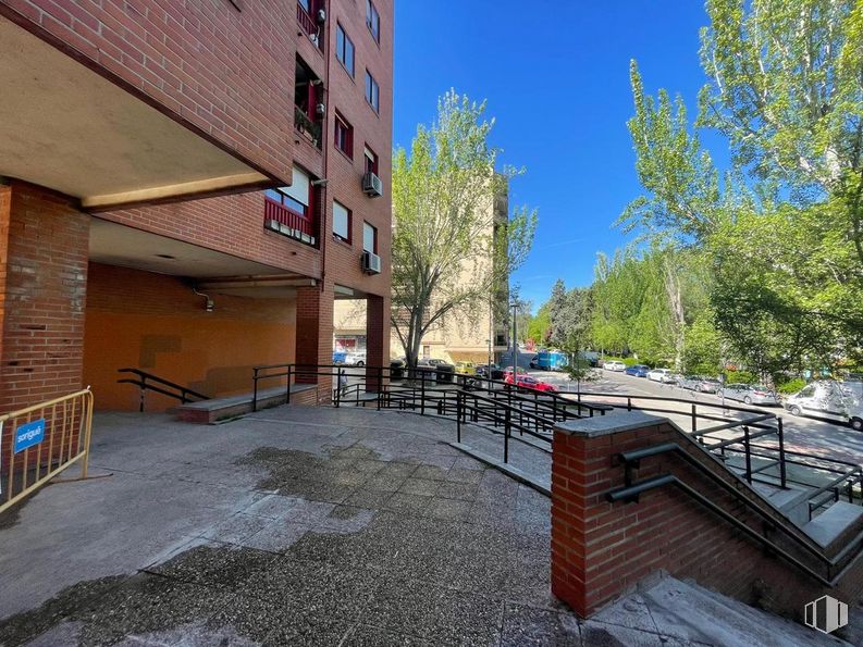 Local en alquiler y venta en Plaza Mayor, Coslada, Madrid, 28820 con propiedad, cielo, edificio, superficie de la carretera, alumbrado, diseño urbano, arquitectura, barrio, madera y sombra alrededor