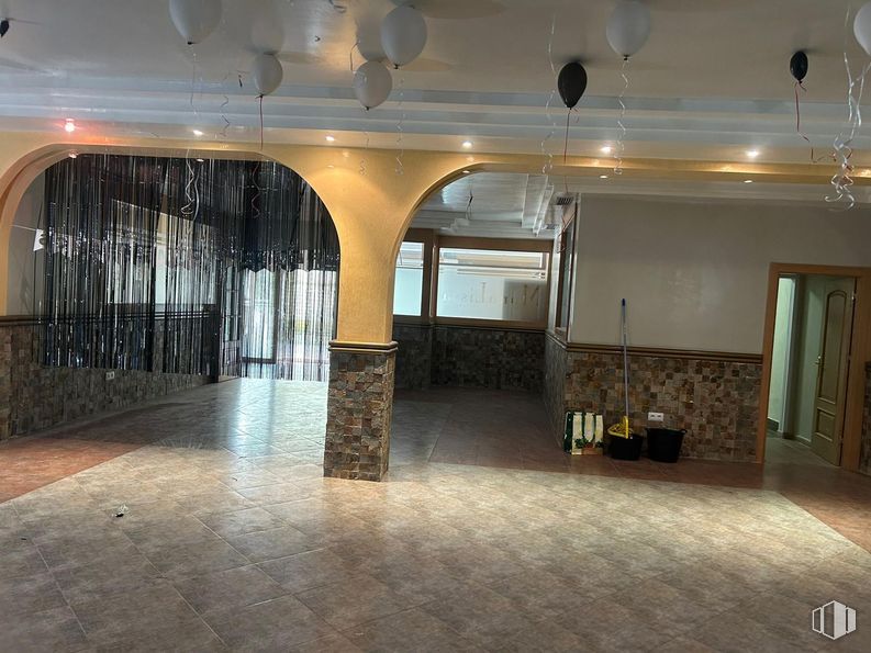 Retail for sale at Calle Torrelaguna, 89, Fuente el Saz de Jarama, Madrid, 28140 with interior design, hall, building, tile flooring, floor, flooring, wall, decoration, tints and shades and ceiling around