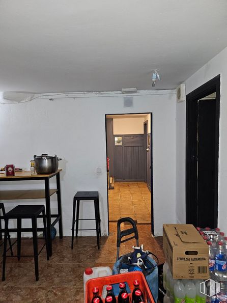 Local en venta en Avenida Plaza Toros, Carabanchel, Madrid, 28025 con taburete, equipaje y bolsos, mesa, productos envasados, madera, interiorismo, suelo, suelos, caja de envío y madera dura alrededor