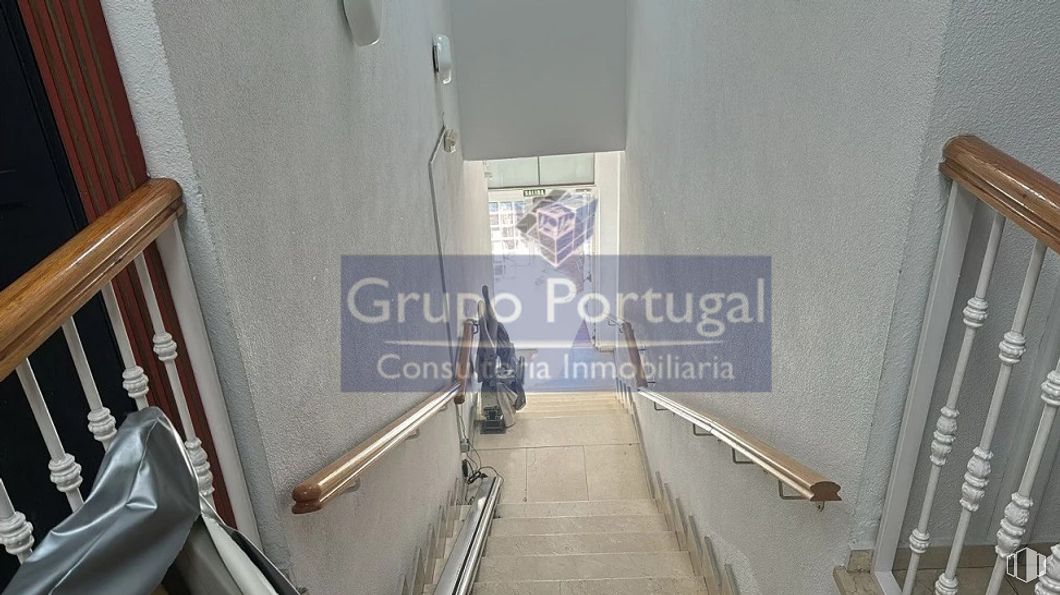 Local en alquiler en  Barrio Fuente Santa, Colmenar Viejo, Madrid, 28770 con suelo, pasamanos, apartamento, escaleras, balaustre, material de construcción, iluminación natural, balcón, escayola y aluminio alrededor