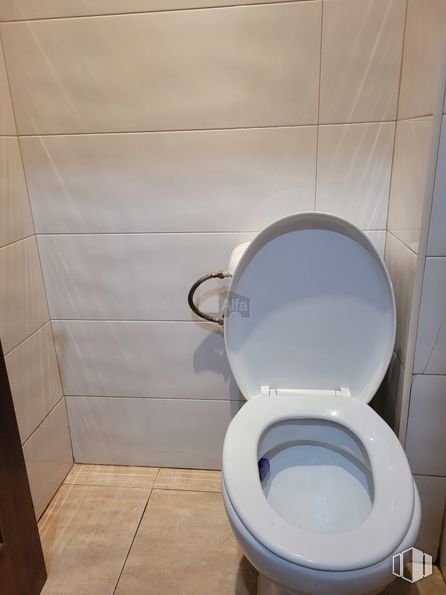 Retail for rent at Calle Ramón Gómez de la Serna, Fuencarral - El Pardo, Madrid, 28035 with toilet, toilet seat, bathroom, purple, floor, plumbing, plumbing fixture, fixture, flooring and wood around