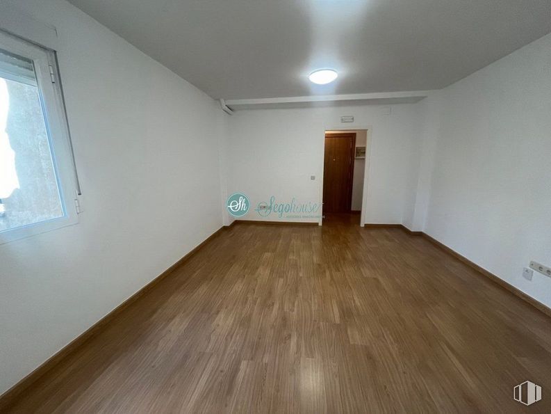 Office for rent at Avenida Acueducto, Segovia, 40001 with door, light fixture, fixture, window, wood, paint, floor, flooring, wood stain and building around