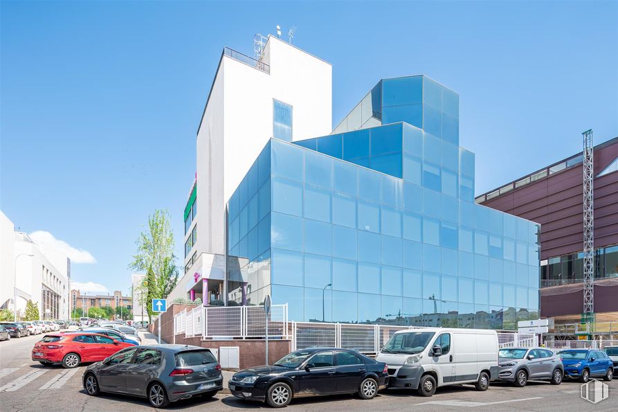 Office for rent at Calle Orduña, 2, Fuencarral - El Pardo, Madrid, 28034 with car, van, building, wheel, tire, automotive parking light, sky, vehicle, cloud and urban design around