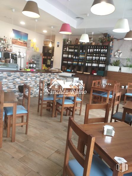 Local en alquiler en Calle Castillo de Arévalo, Las Rozas de Madrid, Madrid, 28230 con alumbrado, silla, mesa, mueble, propiedad, interiorismo, madera, suelo, planta de interior y suelos alrededor