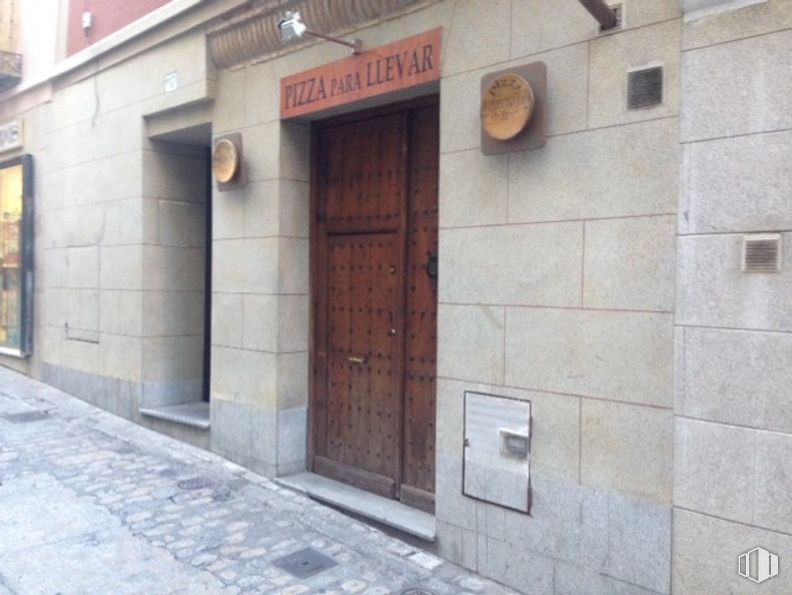 Retail for sale at Calle Plata, Toledo, 45001 with door, window, property, brick, brickwork, wood, building, fixture, road surface and font around