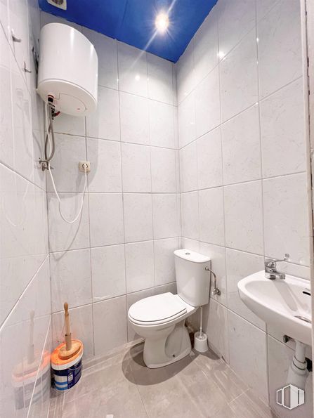 Local en alquiler en Calle de Zigia, Ciudad Lineal, Madrid, 28027 con inodoro, fregadero, propiedad, accesorios de fontanería, morado, cuarto de baño, azul, asiento del inodoro, lavabo y alumbrado alrededor