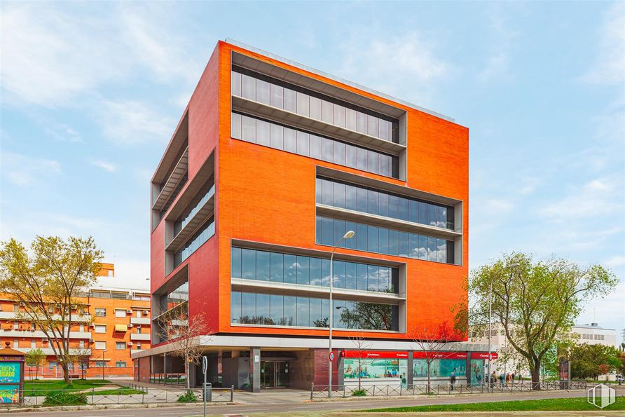 Office for sale & for rent at Avenida de las Águilas, La Latina, Madrid, 28044 with building, cloud, sky, plant, tree, window, urban design, tower block, condominium and commercial building around