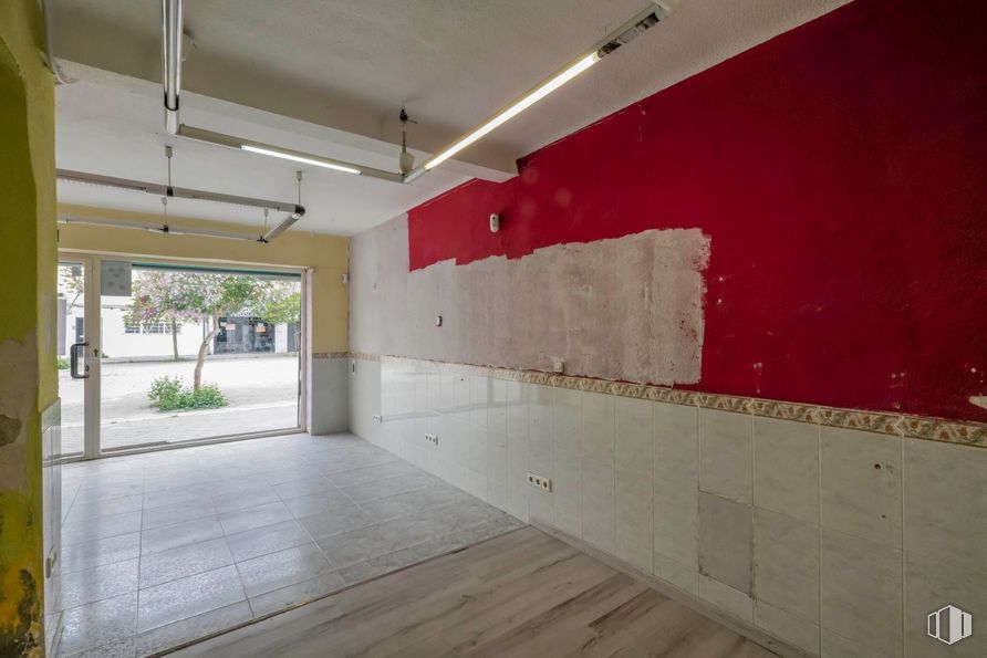 Retail for rent at Plaza Sisenando, La Latina, Madrid, 28011 with plant, building, wood, interior design, fixture, flooring, floor, wall, wood stain and window around