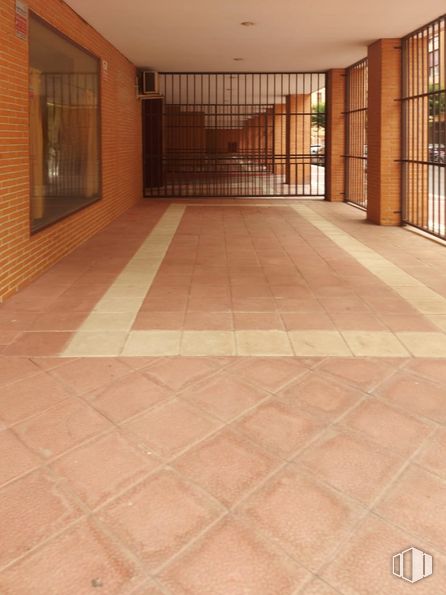 Local en venta en Calle Arijales, Parla, Madrid, 28980 con ventana, propiedad, suelo de baldosas, madera, interiorismo, suelos, suelo, hall, material de construcción y línea alrededor