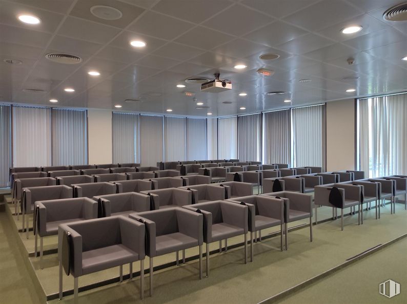 Oficina en alquiler en Carretera Fuencarral, 98, Alcobendas, Madrid, 28108 con silla, mueble, hall, suelo, suelos, techo, evento, ciudad, sala de conferencias y edificio alrededor