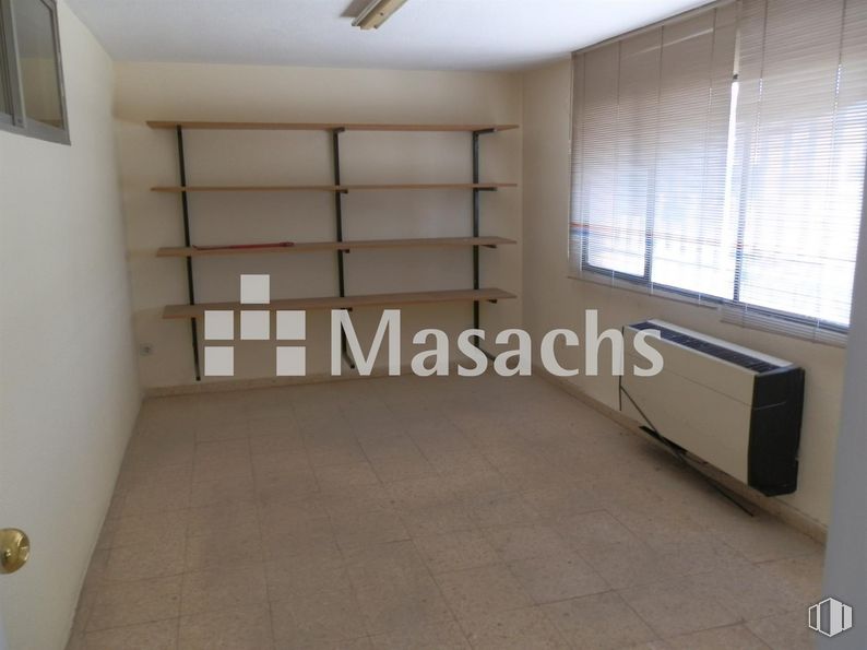 Nave en alquiler y venta en Zona industrial Mejorada, Mejorada del Campo, Madrid, 28840 con estantería, mueble, accesorio, madera, suelos, suelo, sombra, ventana, techo y edificio alrededor