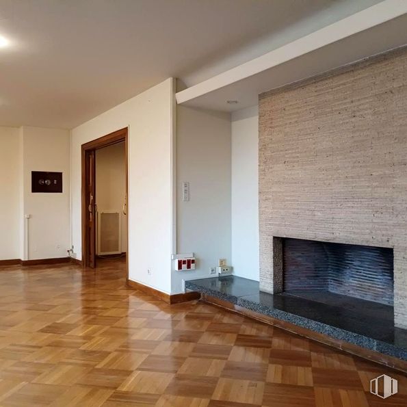 Office for rent at Paseo Castellana, Tetuán, Madrid, 28046 with flooring, floor, wall, wood, interior design, wood flooring, hearth, brown, ceiling and room around