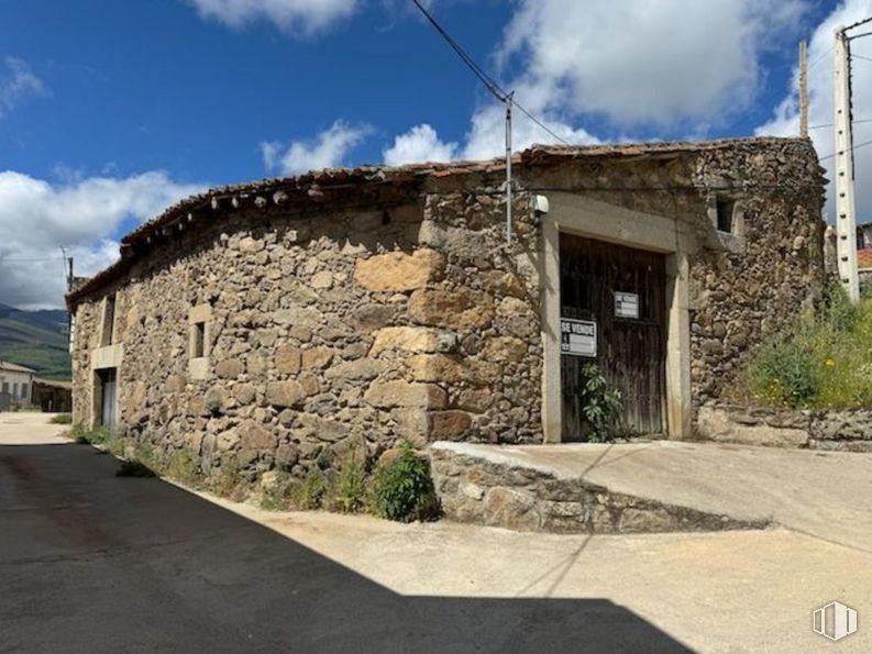 Nave en venta en Calle Plazuelilla, 21, Gilbuena, Ávila, 05619 con casa, nube, planta, cielo, edificio, lote de terreno, superficie de la carretera, pared, paisaje y árbol alrededor