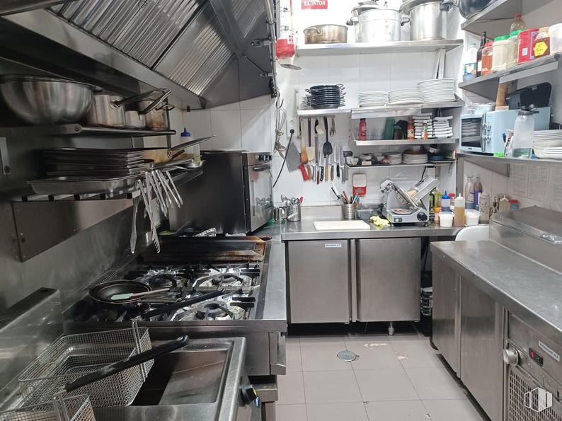 Retail for rent at Calle Alcalá, Ciudad Lineal, Madrid, 28027 with kitchen, major appliance, kitchen appliance, countertop, lighting, home appliance, cabinetry, kitchen stove, stove and food around