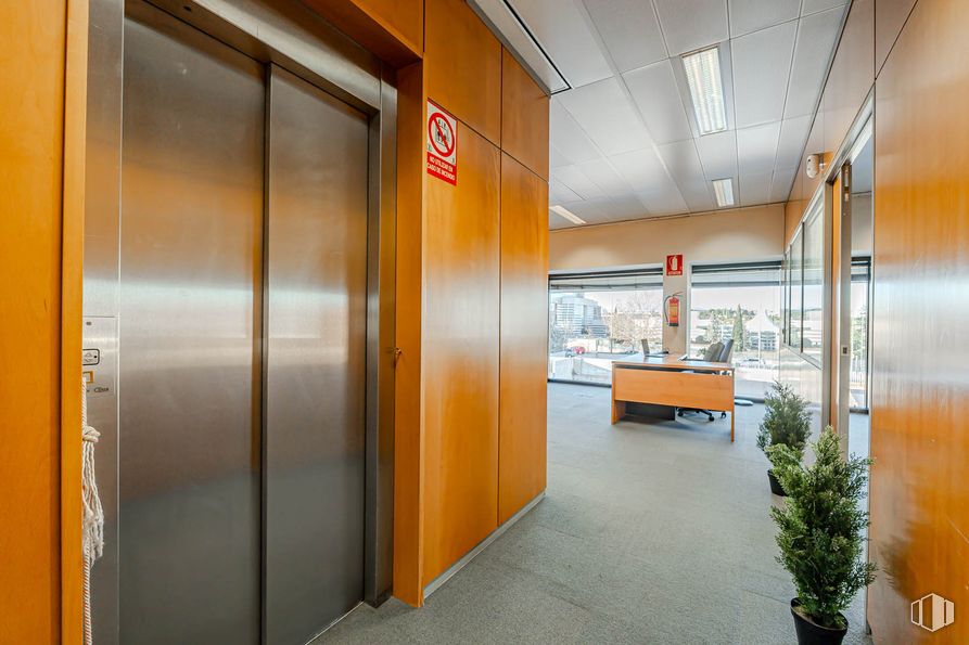 Oficina en alquiler en Calle Virgilio, 17, Pozuelo de Alarcón, Madrid, 28223 con planta de interior, suelos, suelo, interiorismo, techo, material compuesto, puerta, metal, vidrio y edificio comercial alrededor