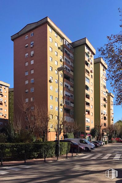 Local en alquiler y venta en Calle Nuestra Señora del Pilar, 17, Alcalá de Henares, Madrid, 28803 con edificio, cielo, propiedad, ventana, planta, bloque de torre, árbol, luz de la calle, diseño urbano y condominio alrededor