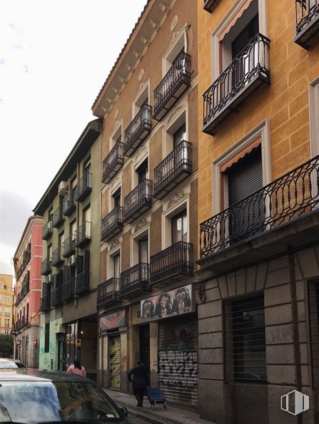 Retail for rent at Calle Antonio Grilo, Centro, Madrid, 28015 with car, building, sky, window, urban design, neighbourhood, residential area, house, automotive lighting and condominium around