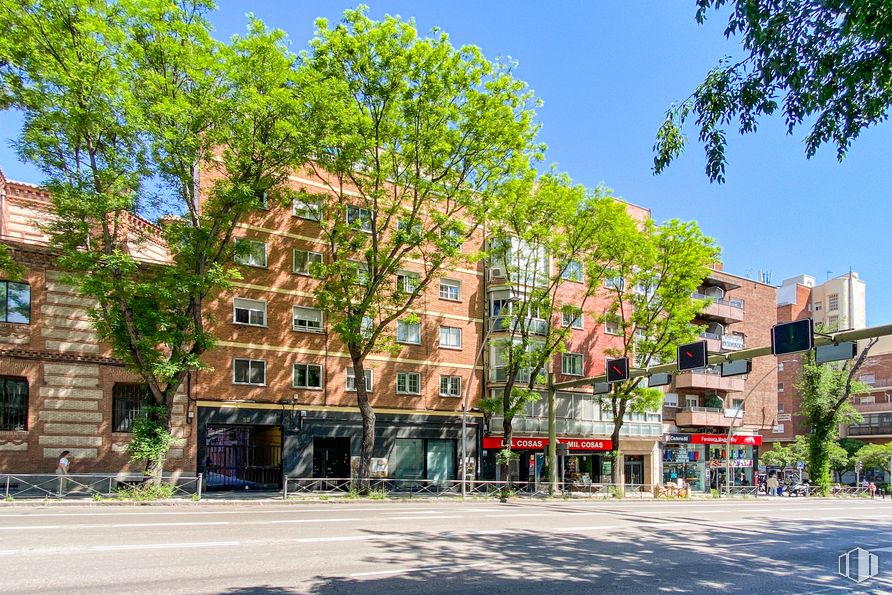 Retail for sale at Paseo Extremadura, La Latina, Madrid, 28011 with building, sky, plant, window, tree, urban design, road surface, woody plant, leisure and residential area around