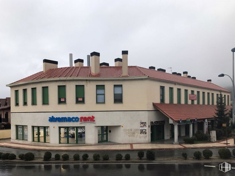 Retail for sale at Calle Marqués de Santillana, 28, Moralzarzal, Madrid, 28411 with building, sky, window, water, cloud, street light, facade, chimney, roof and city around