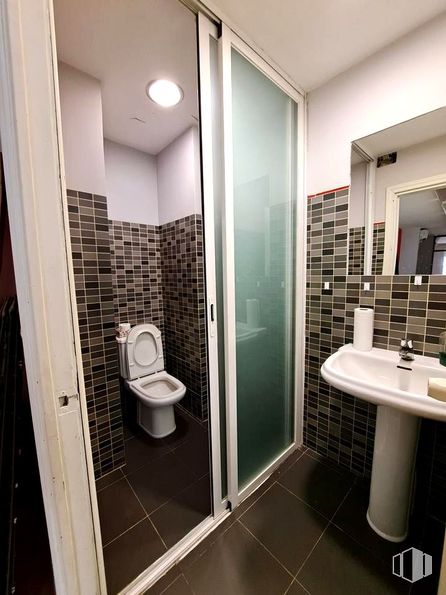 Office for sale at Calle Montera, Centro, Madrid, 28013 with toilet, sink, flooring, floor, interior design, plumbing fixture, plumbing, tile, bathroom and toilet seat around