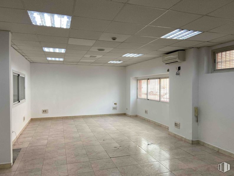 Industrial for rent at Zona Alcobendas, Alcobendas, Madrid, 28108 with window, light fixture, lighting, flooring, floor, ceiling, interior design, hall, tile flooring and glass around