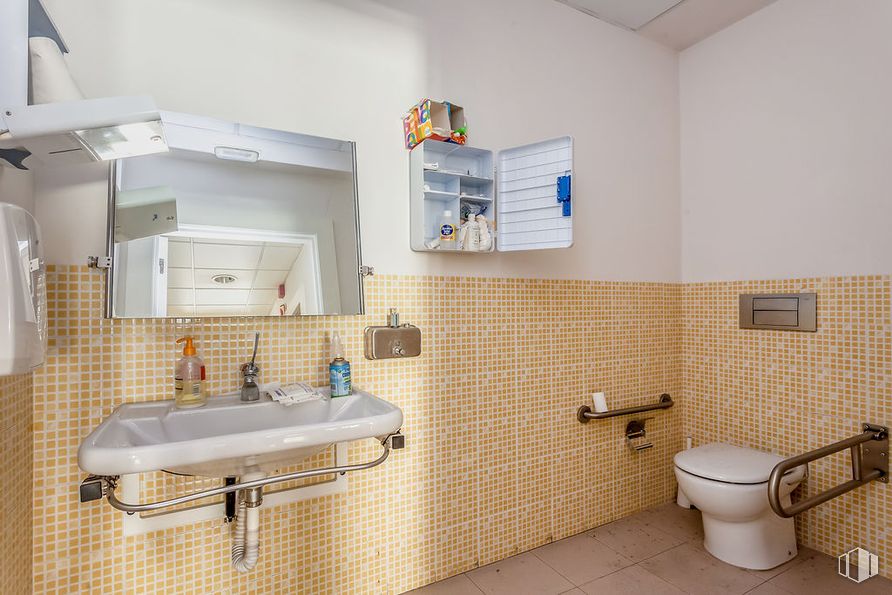 Retail for sale at Calle Antonio Machado, Alcobendas, Madrid, 28100 with toilet, plumbing fixture, bathroom, interior design, flooring, plumbing, sink, floor, tap and bathroom sink around