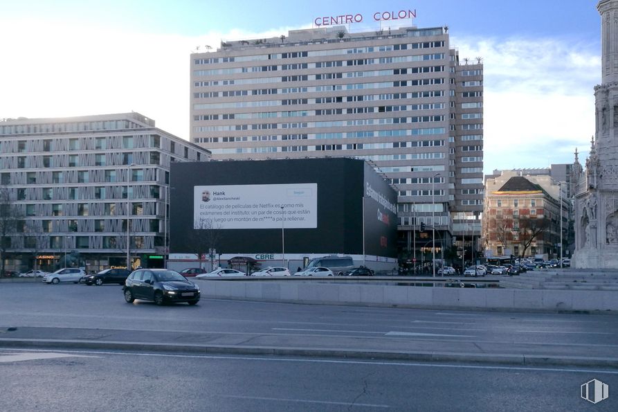 Oficina en alquiler en Edificio Axis, Plaza Colón, 1, Centro, Madrid, 28046 con coche, edificio, luz de estacionamiento automotriz, rueda, ventana, cielo, vehículo, neumático, línea y bloque de pisos alrededor