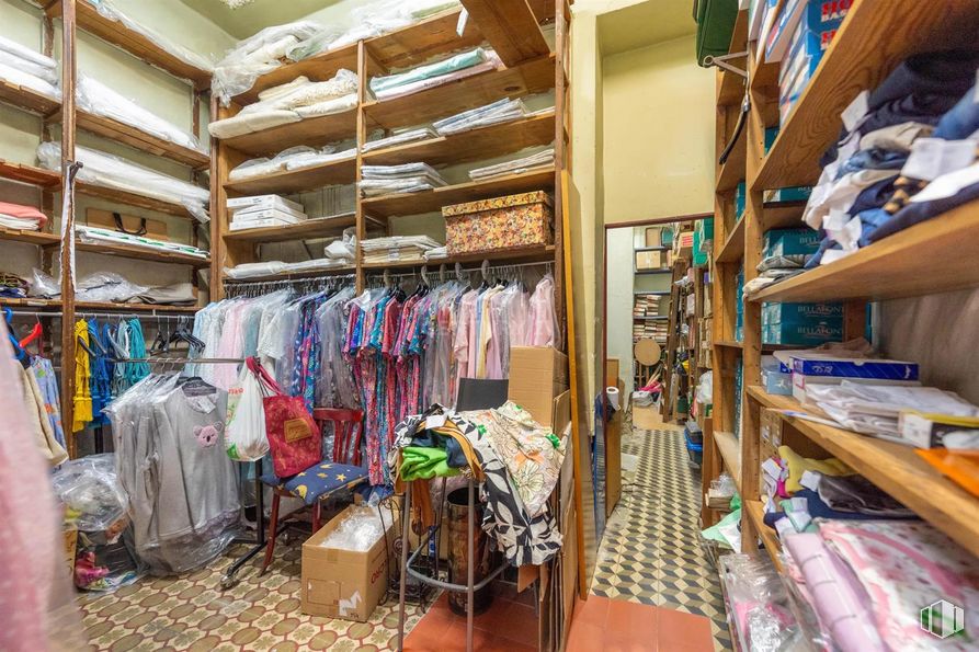 Local en venta en Calle Alcalá, 191, Salamanca, Madrid, 28009 con ropa de calle, zapato, edificio, estante, textil, venta de, bolsa, venta al por menor, maletas y bolsas y estantería alrededor