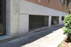 Retail for sale at Calle Claudio Sánchez Albornoz, 27, La Latina, Madrid, 28024 with plant, door, window, road surface, asphalt, fixture, rectangle, building, brick and urban design around