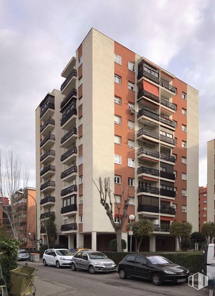 Retail for rent at Calle Los Yébenes, 84, La Latina, Madrid, 28047 with car, cloud, sky, building, property, wheel, vehicle, tire, plant and window around