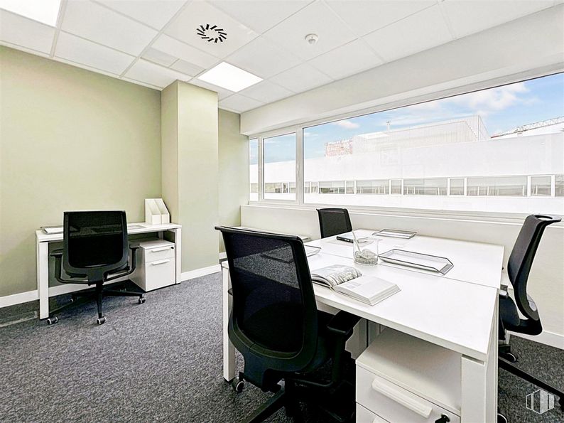 Oficina en alquiler en Regus Tres Cantos, Ronda Poniente, 2, Tres Cantos, Madrid, 28760 con escritorio, silla, lámpara, silla de oficina, mesa, mueble, edificio, escritorio del ordenador, ordenador y interiorismo alrededor