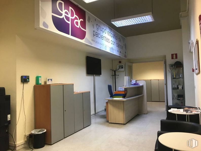 Oficina en alquiler y venta en Calle Noblejas, 2, Centro, Madrid, 28013 con lámpara, ebanistería, alumbrado, alacena, mesa, escritorio, televisión, mesa, propiedad y interiorismo alrededor