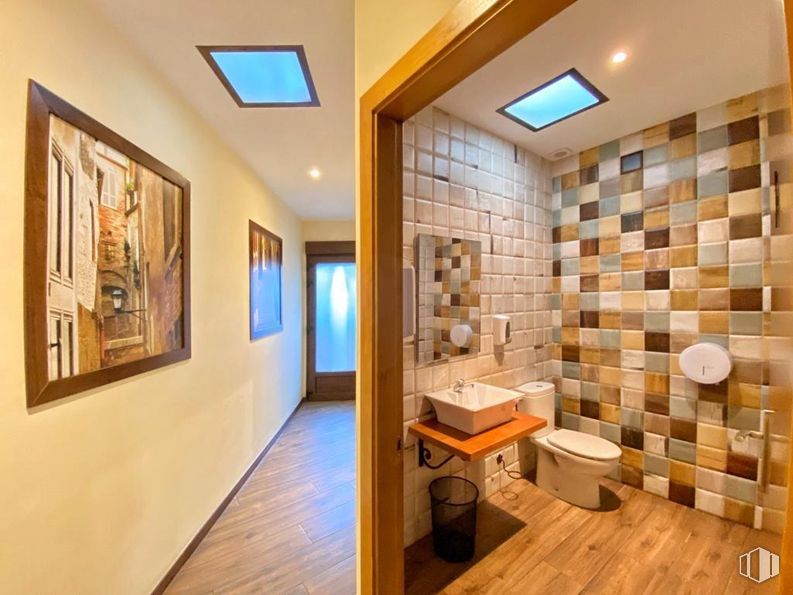 Retail for sale at Casco urbano, Villanueva de Bogas, Toledo, 45410 with toilet, picture frame, property, wood, architecture, interior design, real estate, flooring, building and ceiling around