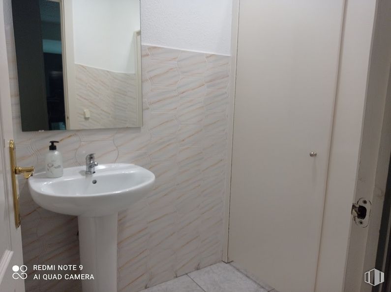 Retail for sale at Avenida Pablo Neruda, Puente de Vallecas, Madrid, 28018 with sink, soap dispenser, mirror, brown, tap, bathroom sink, plumbing fixture, bathroom, wood and fluid around