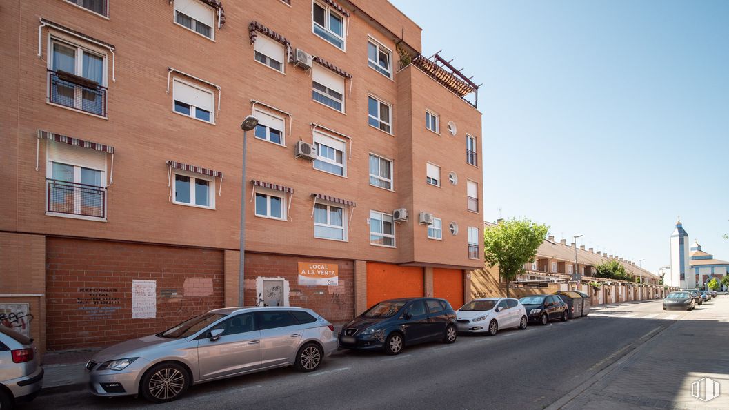 Retail for sale at Calle Neptuno, 49, Valdemoro, Madrid, 28341 with car, building, tire, window, automotive parking light, land vehicle, wheel, vehicle, property and sky around