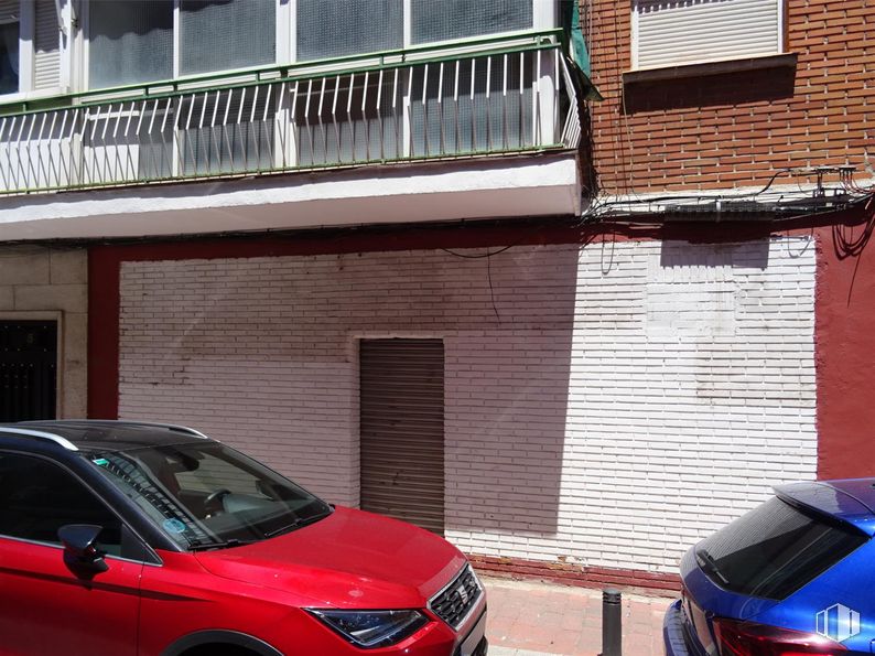 Local en alquiler y venta en Zona Villa Vallecas, Villa de Vallecas, Madrid, 28031 con coche, ventana, luz de estacionamiento, vehículo terrestre, vehículo, matrícula del vehículo, iluminación del automóvil, luces traseras y de freno, capó y vehículo de motor alrededor