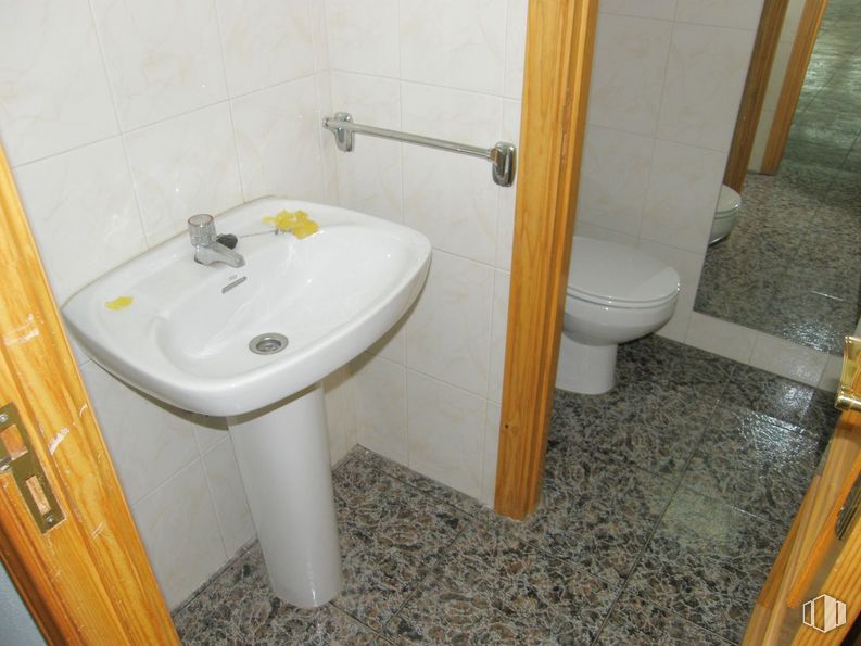 Local en venta en Calle Real, Colmenar Viejo, Madrid, 28770 con fregadero, inodoro, propiedad, lavabo de baño, grifo, accesorio de plomería, baño, púrpura, accesorio y fluido alrededor