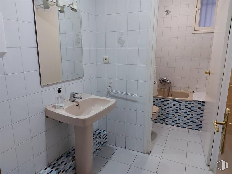 Local en venta en Calle Londres, Salamanca, Madrid, 28028 con espejo, fregadero, ventana, grifo, accesorios de fontanería, lavabo, propiedad, cuarto de baño, morado y fluido alrededor