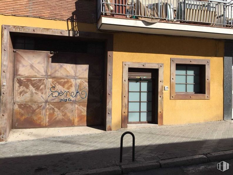 Retail for sale at Calle Fernando Mora, Carabanchel, Madrid, 28019 with window, door, property, building, azure, wood, lighting, architecture, neighbourhood and wall around