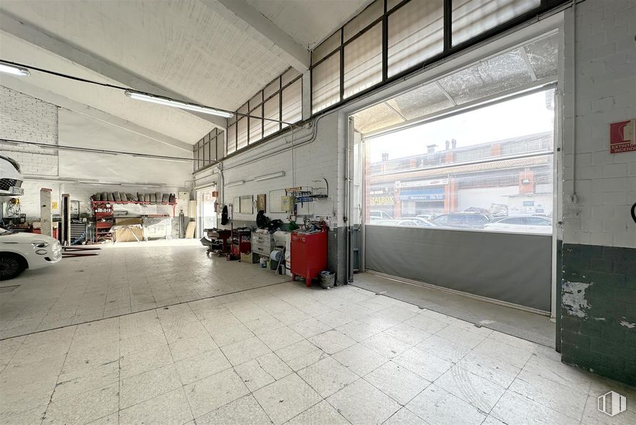 Industrial for sale at Calle Cerámica, Puente de Vallecas, Madrid, 28038 with tire, wheel, building, flooring, floor, automotive tire, gas, hall, machine and city around