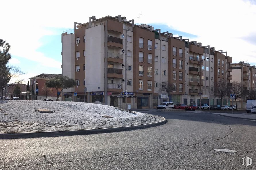 Retail for sale at Calle Montaña de Covadonga, Guadalajara, 19005 with building, cloud, sky, window, road surface, asphalt, tree, urban design, condominium and residential area around