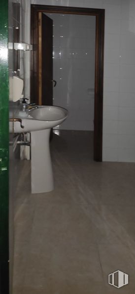 Local en alquiler en Barrio de la Concepción, Ciudad Lineal, Madrid, 28027 con fregadero, marrón, accesorio de fontanería, grifo, lavabo de baño, baño, madera, fluido, morado y accesorio alrededor