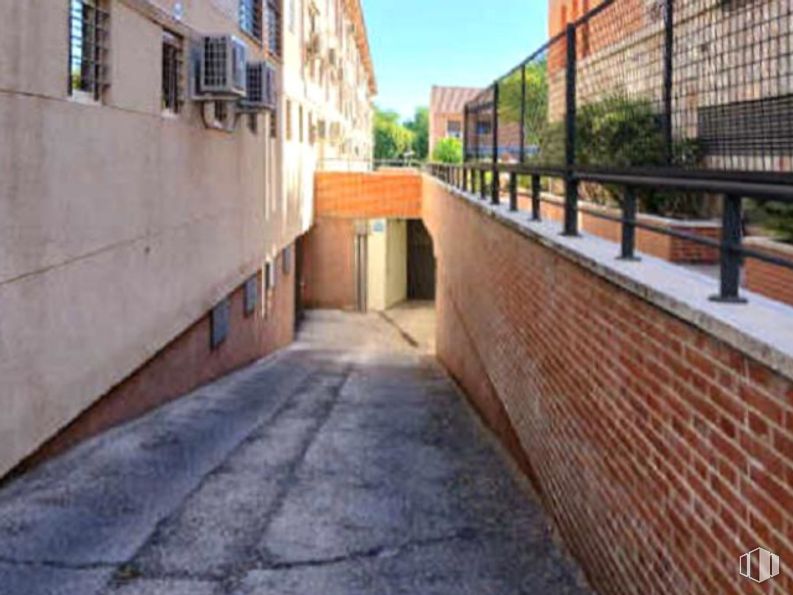 Retail for sale & for rent at Avenida Guadarrama, Villanueva del Pardillo, Madrid, 28229 with window, sky, road surface, building, urban design, plant, brick, brickwork, facade and city around