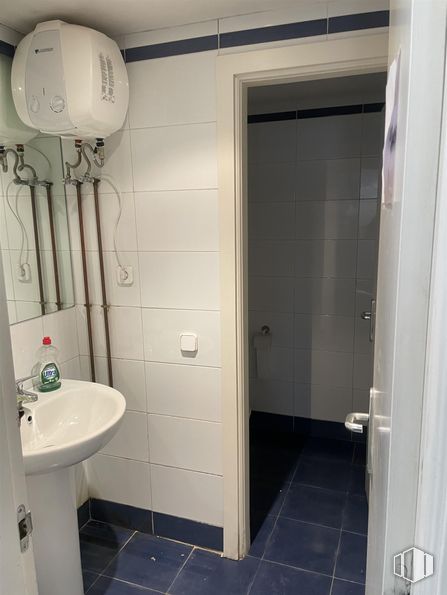 Nave en alquiler en Calle Avena, 24, Leganés, Madrid, 28914 con fregadero, accesorios de fontanería, accesorio, cuarto de baño, grifo, suelo, suelos, lavabo, edificio y material compuesto alrededor