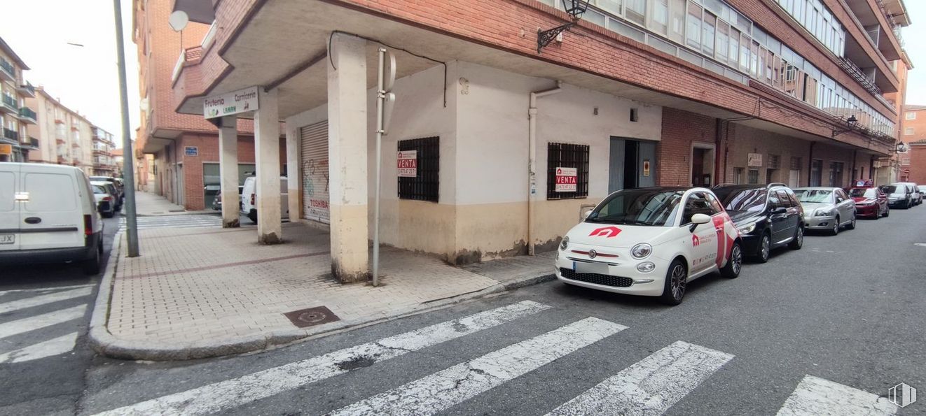 Retail for sale at Calle Virgen de las Fuentes, 1, Ávila, 05005 with car, van, building, wheel, vehicle, tire, window, vehicle registration plate, motor vehicle and asphalt around