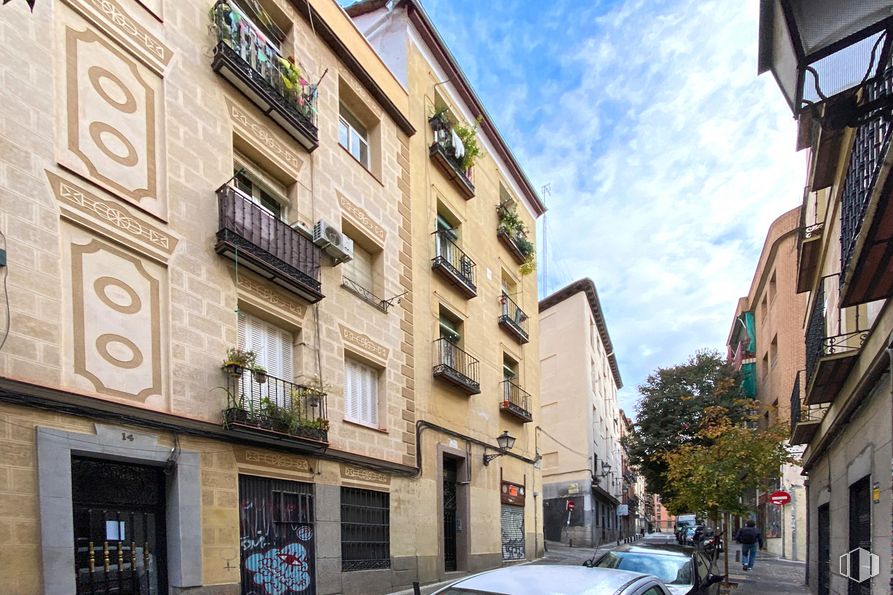 Local en alquiler y venta en Calle Mira el Sol, 12, Centro, Madrid, 28005 con edificio, coche, ventana, vehículo terrestre, cielo, fotografía, nube, vehículo, infraestructura y neumático alrededor