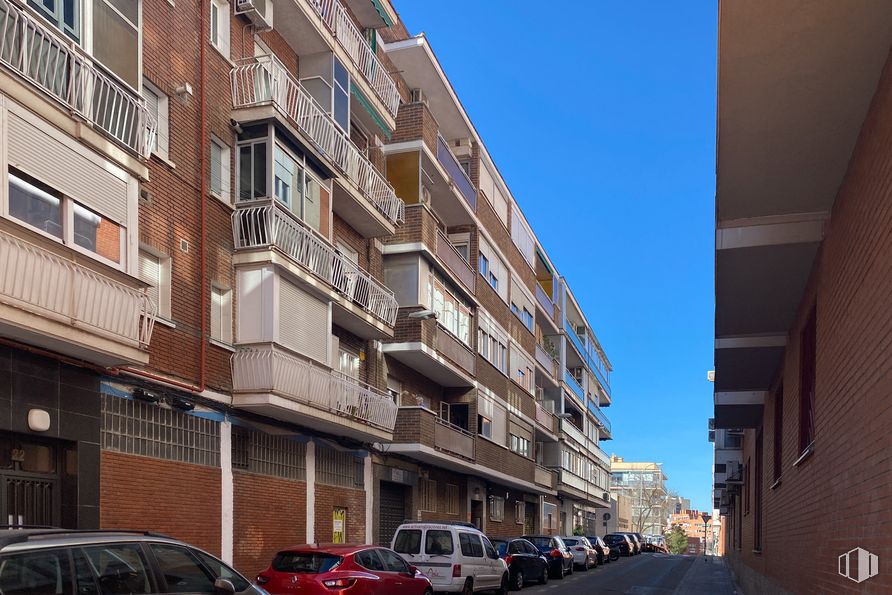 Retail for sale at Avenida Trueba, 20, Ciudad Lineal, Madrid, 28017 with car, building, window, tire, wheel, sky, vehicle, infrastructure, automotive lighting and urban design around