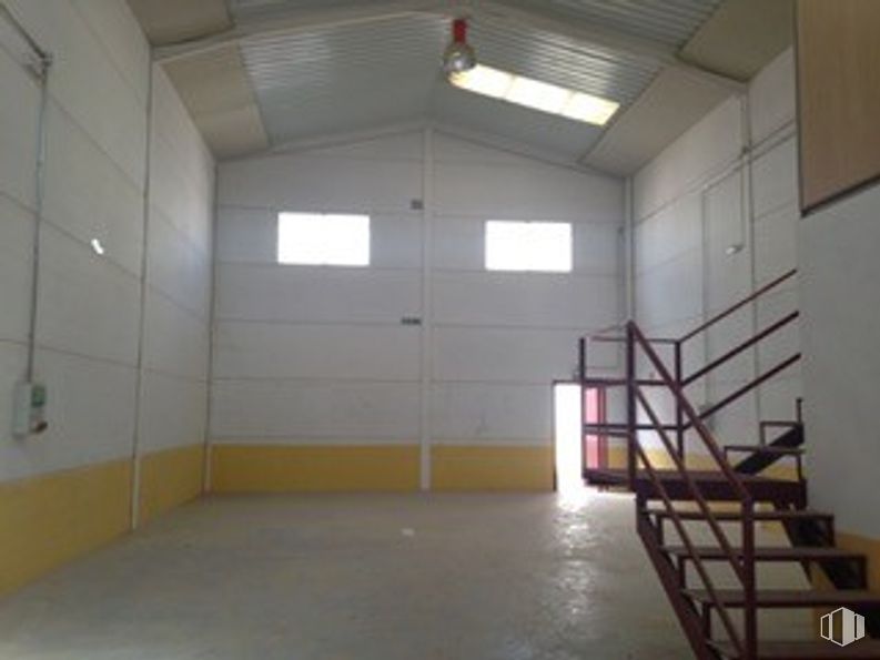 Industrial for rent at Calle Granada, Valdemoro, Madrid, 28341 with lighting, light fixture, window, floor, flooring, door, building material, concrete, daylighting and paint around