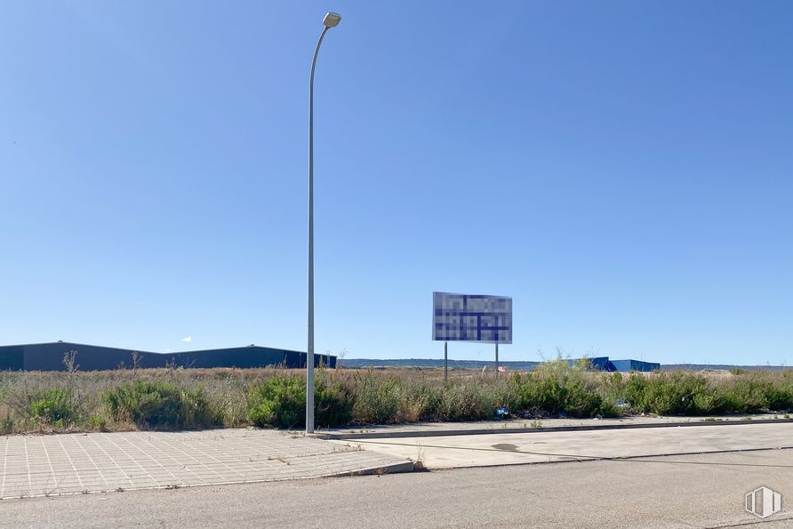 Suelo en alquiler y venta en Avenida la Veguilla, 25, Cabanillas del Campo, Guadalajara, 19171 con luz de la calle, cielo, planta, ecorregión, terreno, bandera, superficie de la carretera, asfalto, paisaje y carretera alrededor